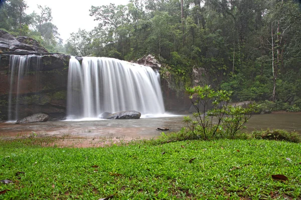 Bela Cachoeira Fundo Natureza — Fotografia de Stock