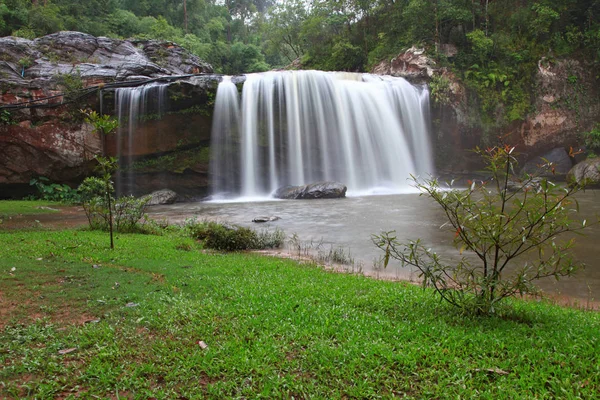 泰国森林国家公园的热带雨林瀑布 — 图库照片