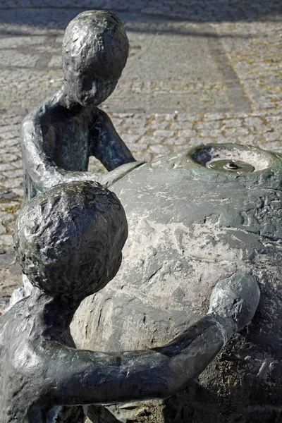 Statue Einer Jungen Frau Einem Stein — Stockfoto