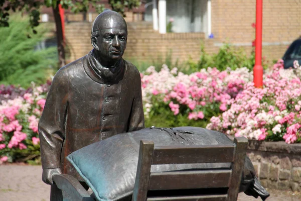 Sculptuur Van Een Man Een Park — Stockfoto