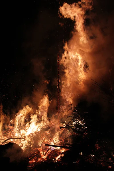 Brennende Rote Flamme — Stockfoto