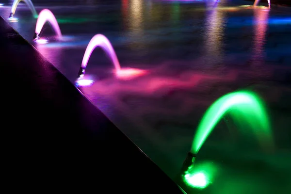 Fontaine Multicolore Dansante Nuit Noire — Photo