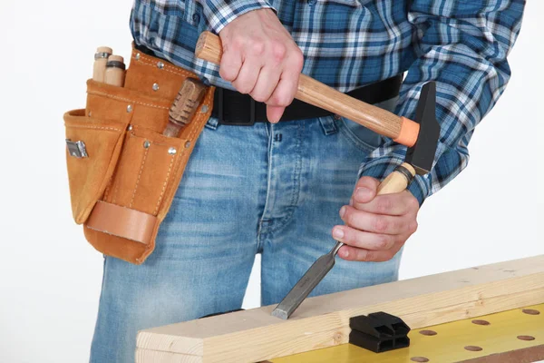 Tradesman Chiseling Uma Prancha Madeira — Fotografia de Stock