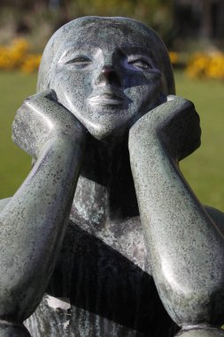  statue of sitting girl brgengarten hameln clipart