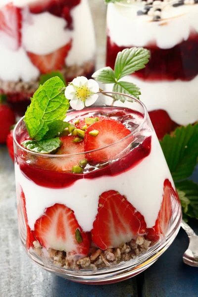 Erdbeer Sahne Pudding Dessert Mit Müsli Und Joghurt Auf Blauem — Stockfoto