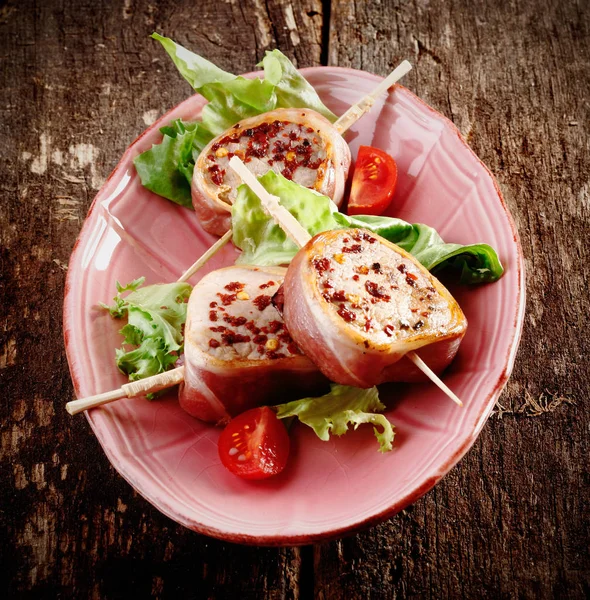 Rustikales Schweinefilet Mit Salat Und Tomate Serviert Auf Einem Alten — Stockfoto