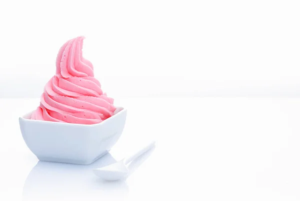 Roter Gefrorener Joghurt Mit Copyspace Auf Weißem Hintergrund — Stockfoto