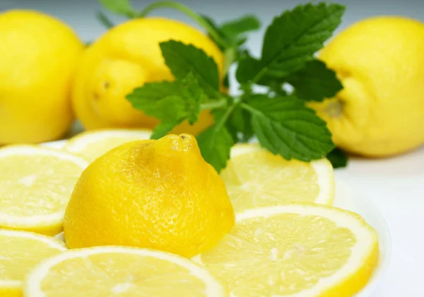 Zitronenscheiben Mit Minze Auf Weißem Teller Nahsicht — Stockfoto