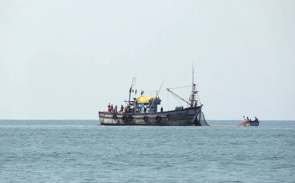 在印度戈阿附近的海面上与老船擦肩而过的风景 — 图库照片