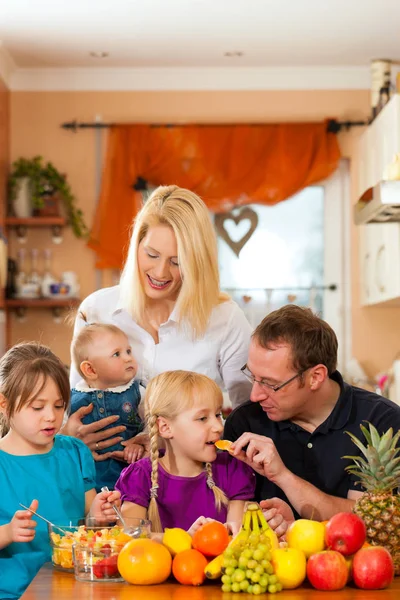 Rodzina Ojciec Matka Dzieci Dużą Ilością Owoców Zdrowa Dieta — Zdjęcie stockowe