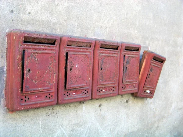 Gri Bir Duvarda Eski Kırmızı Posta Kutuları — Stok fotoğraf