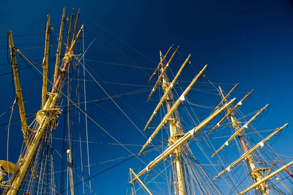 澄んだ青空に対する古い木製の帆船の上に黄色のマスト — ストック写真