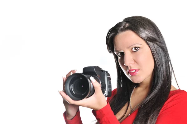 年轻女子拿着相机在手拍照孤立 — 图库照片