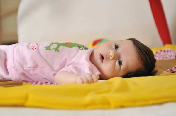 Menina Brincando Com Carro Brinquedo — Fotografia de Stock