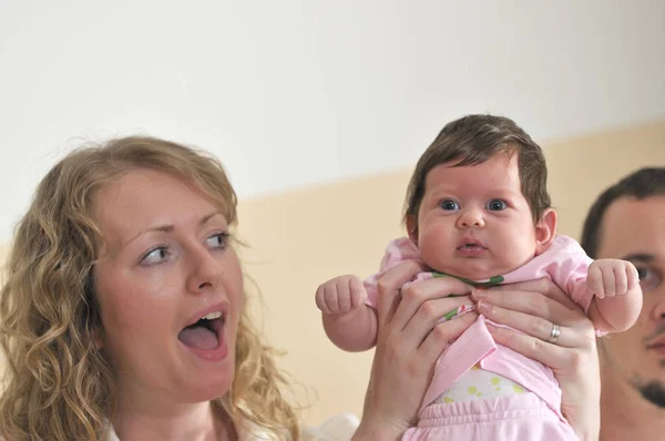 Retrato Interior Com Feliz Jovem Família Bonito Pequeno Babby — Fotografia de Stock