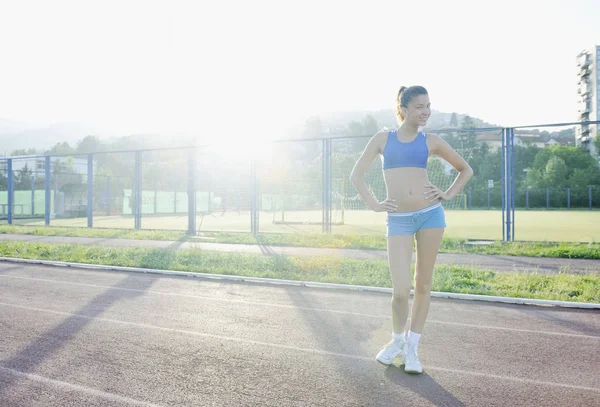 Szczęśliwa Młoda Kobieta Torze Lekkoatletycznego Relaks — Zdjęcie stockowe