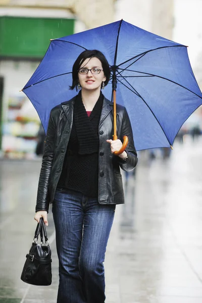 Una Joven Mujer Feliz Caminando Cyti Con Jersey Lluvioso Paraguas — Foto de Stock
