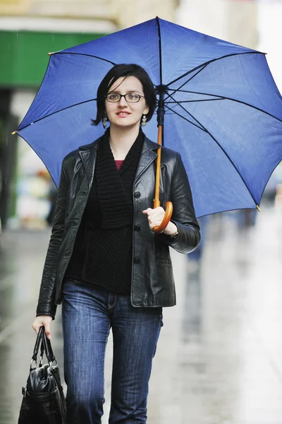 Una Joven Mujer Feliz Caminando Cyti Con Jersey Lluvioso Paraguas — Foto de Stock