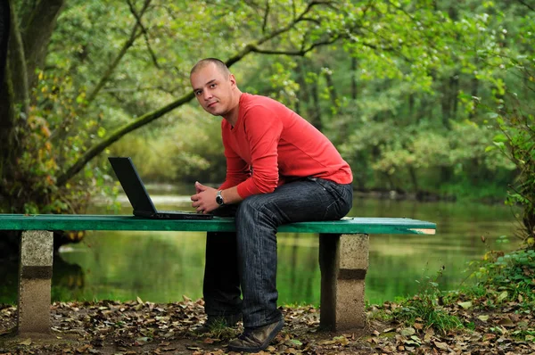 Jovem Empresário Trabalhando Laptop Livre Com Natureza Verde Fundo — Fotografia de Stock