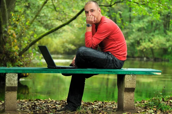 Jovem Empresário Trabalhando Laptop Livre Com Natureza Verde Fundo — Fotografia de Stock
