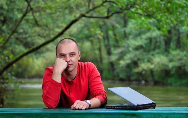 Jovem Empresário Trabalhando Laptop Livre Com Natureza Verde Fundo — Fotografia de Stock