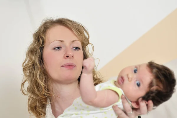 Hermosa Joven Madre Pequeño Con Pequeño Bebé — Foto de Stock