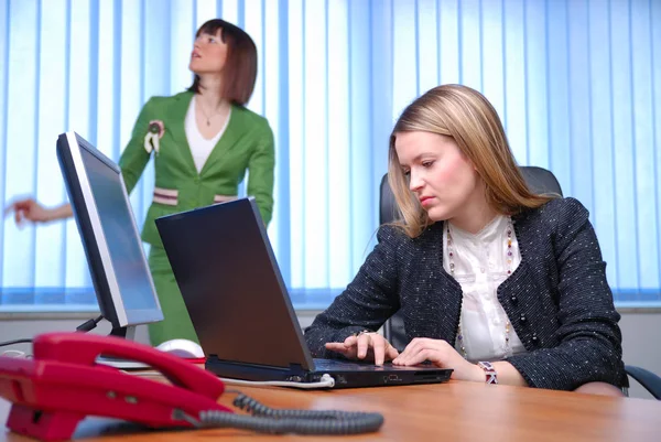 Due Donne Affari Che Lavorano Insieme Ufficio — Foto Stock