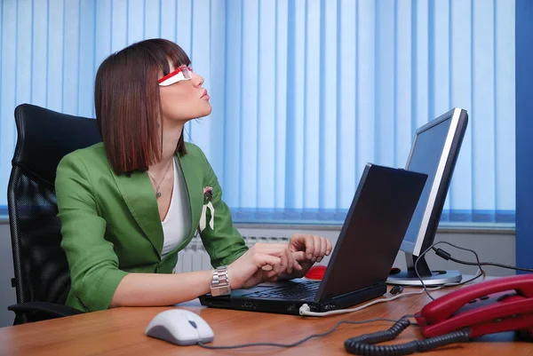 Усміхнена Молода Бізнес Леді Працює Ноутбуці Офісі — стокове фото