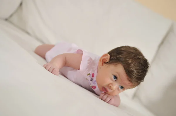 Bonito Pequeno Bebê Interior Closeup Retrato — Fotografia de Stock