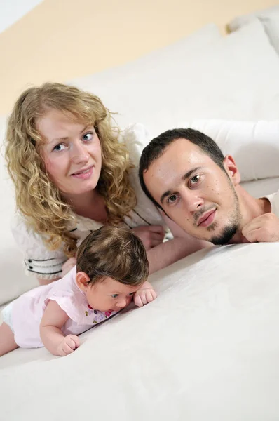 Innenporträt Mit Glücklicher Junger Familie Und Niedlichen Kleinen Babys — Stockfoto