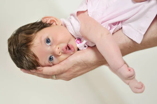 Man Håller Liten Bebis Handen — Stockfoto