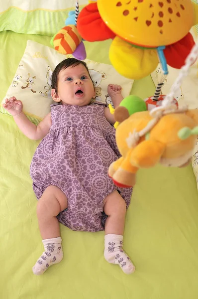 Menina Vestido Amarelo Com Urso Brinquedo — Fotografia de Stock