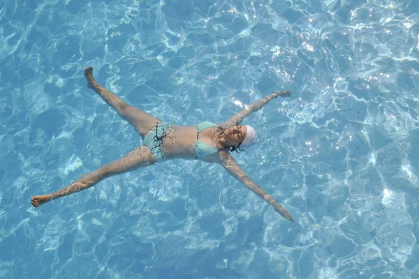 Mutlu Genç Kadın Tatil Seyahat Resort Yüzme Havuzunda Rahatlayın — Stok fotoğraf