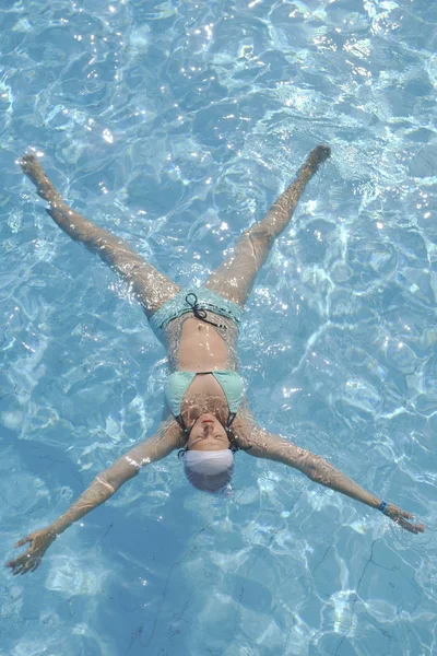 Šťastná Mladá Žena Relaxovat Bazénu Dovolené Cestovní Středisko — Stock fotografie