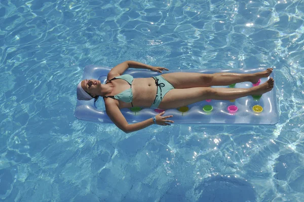 Glückliche Junge Frau Entspannt Sich Schwimmbad Urlaubsort — Stockfoto