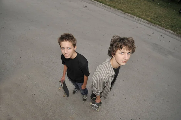 Två Skate Snowboardåkare Uppifrån Perspektiv — Stockfoto