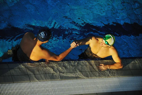 Κερδίσει Competiotion Και Κολύμπι Έννοια Αγώνα Δύο Freiend Που Χειραψία — Φωτογραφία Αρχείου