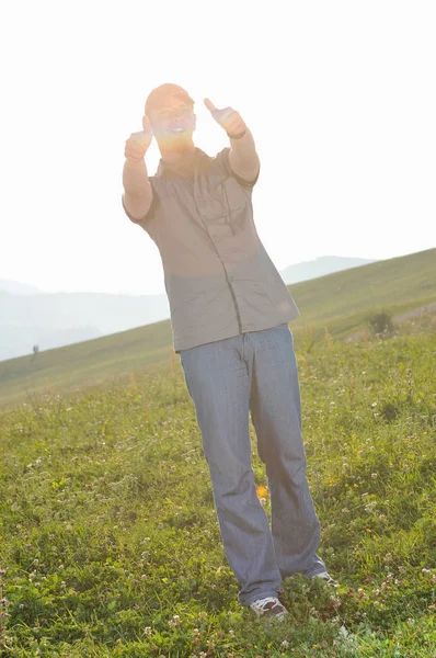 Feliz Joven Saltando Aire Alegría Atardecer Hermoso Prado —  Fotos de Stock