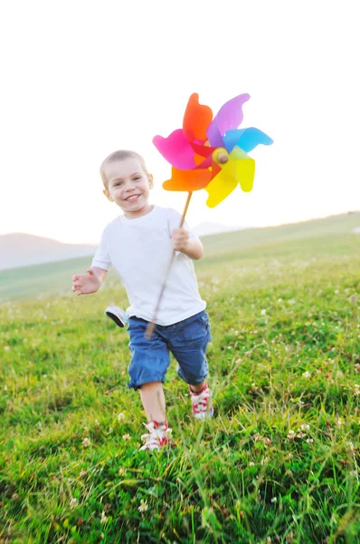 Klein Gelukkig Kind Spelen Met Windmil Speelgoed Veel Plezier Tijdens — Stockfoto