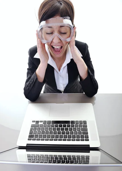 一个年轻业务女人被隔绝在便携式计算机上工作的白色 — 图库照片
