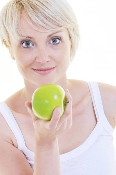 행복한 여자는 스튜디오에서 백라운드에서 사과를 먹는다 — 스톡 사진