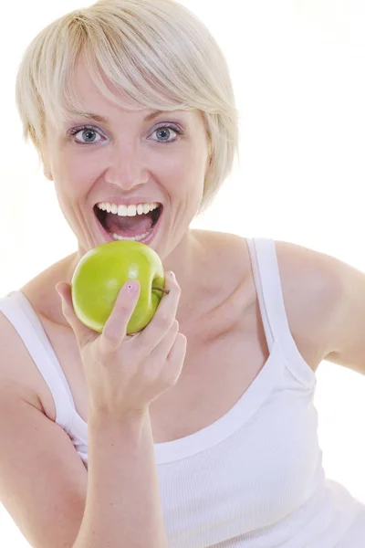 Feliz Jovem Mulher Comer Maçã Verde Isolado Fundo Branco Estúdio — Fotografia de Stock