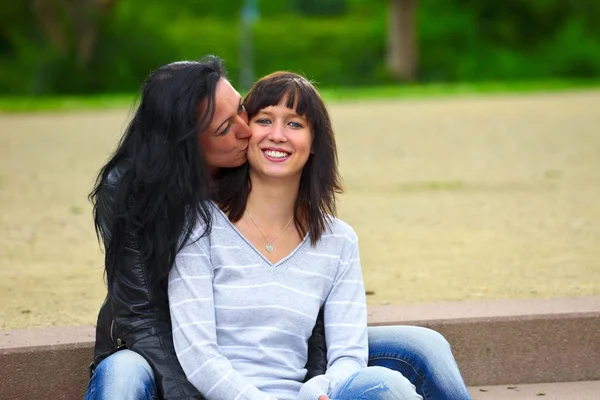 母は頬に彼女の娘にキス 背景に小さな都市ディリンゲンの公園の手順 Saarland Germanyの屋外 — ストック写真