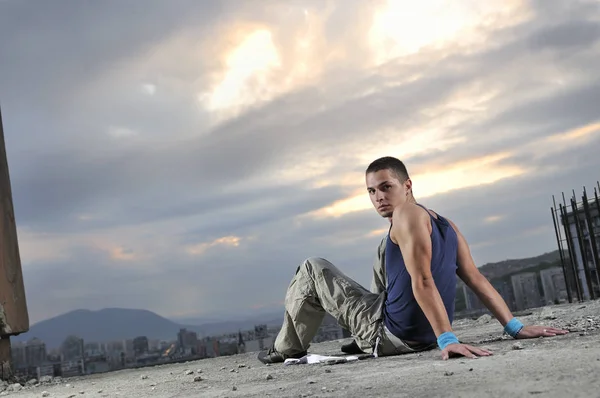 Молодий Чоловік Танцює Стрибає Зверху Будівлі — стокове фото