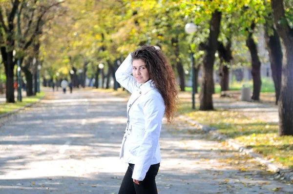 Brünette Nette Junge Frau Die Draußen Der Natur Lächelt — Stockfoto