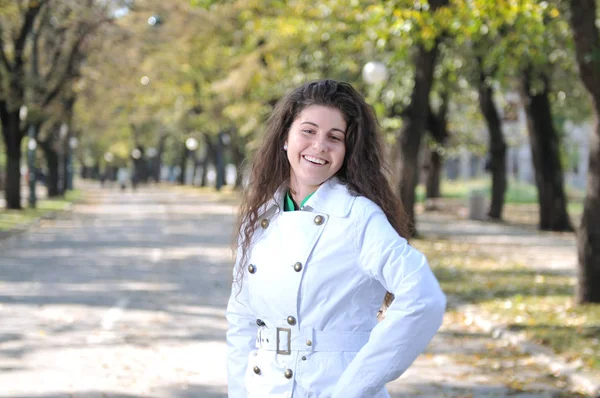 Glückliche Junge Frau Lächelt Draußen Park — Stockfoto