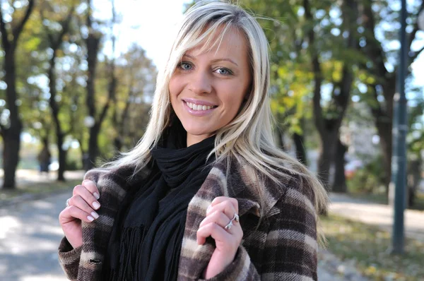 Nette Junge Frau Lächelt Draußen Der Natur — Stockfoto