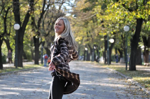 Nette Junge Frau Lächelt Draußen Der Natur — Stockfoto