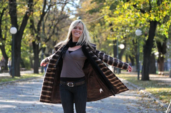 Nette Junge Frau Lächelt Draußen Der Natur — Stockfoto