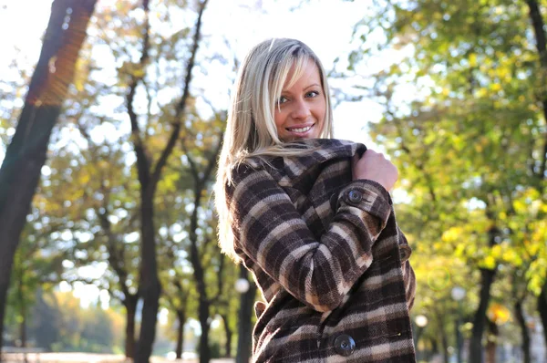 Morena Mujer Joven Linda Sonriendo Aire Libre Naturaleza — Foto de Stock